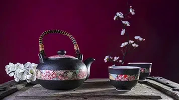 servie à thé japonais dans une ambiance zen.